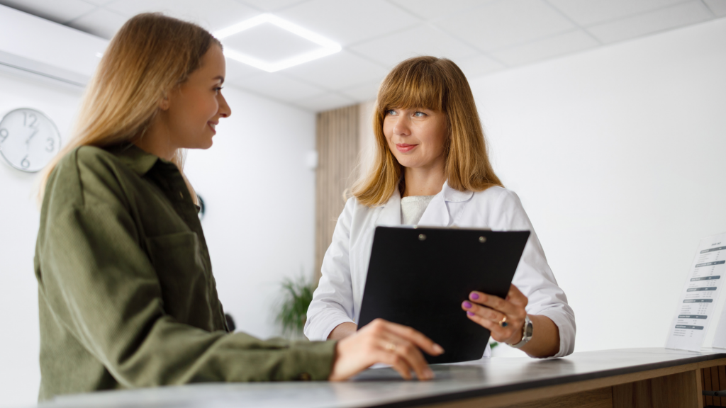 Lucina coordinator and a prospective egg donor discussing the medical and emotional preparation for egg donation